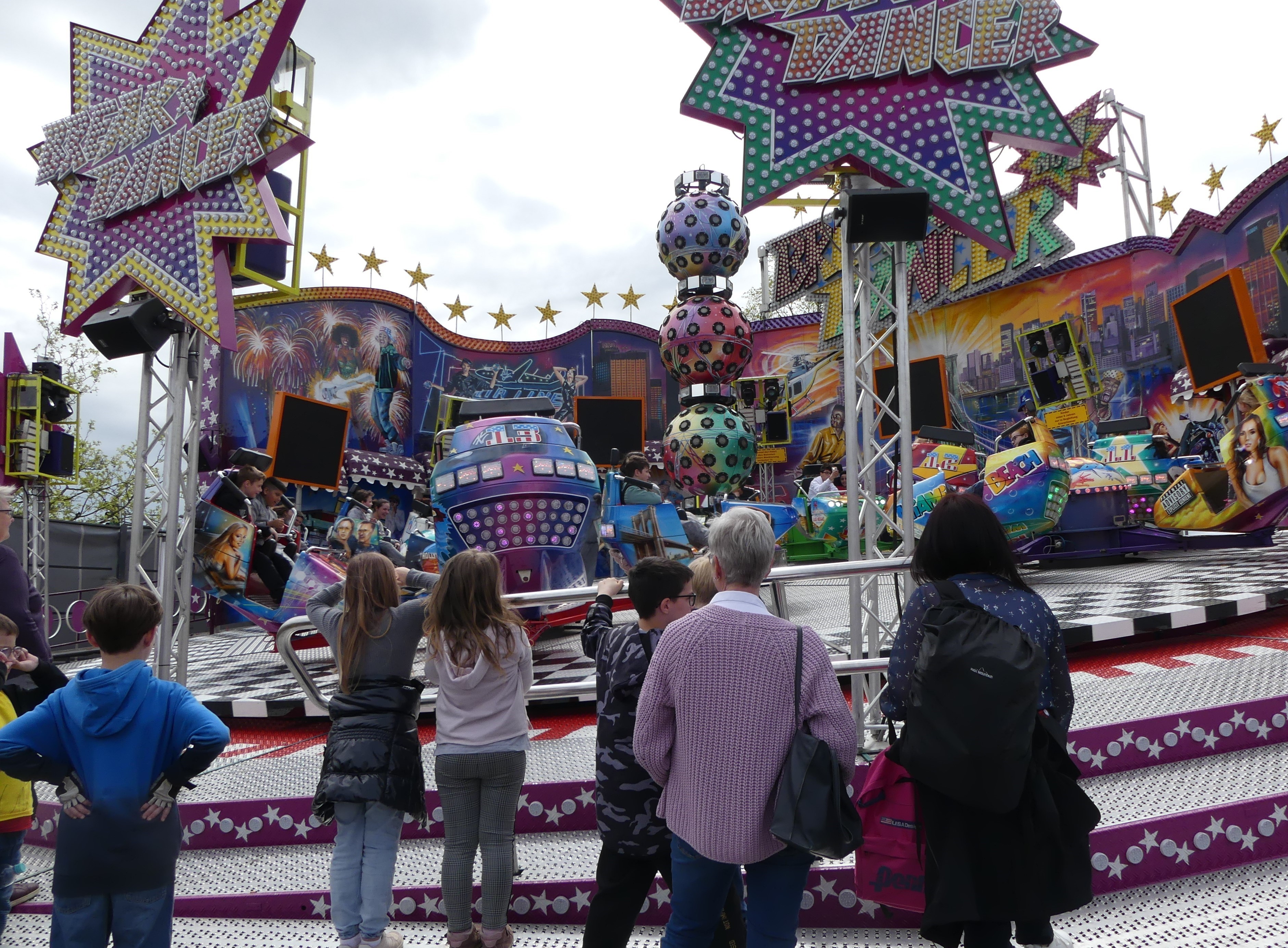 Am Breakdancer auf dem Maimarkt