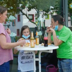 Zwei Frauen und ein Mädchen an einem Stehtisch beim Ehrenamtstreffen des Pakt für Pirmasens