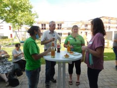 Beim Ehrenamtstreffen des Pakt für Pirmasens Vier Personen an einem Stehtisch beim Ehrenamtstreffen des Pakt für Pirmasens
