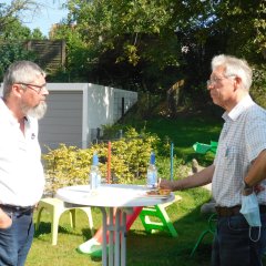 Zwei Männer unterhalten sich an einem Stehtisch beim Ehrenamtstreffen des Pakt für Pirmasens