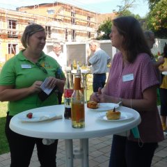 Zwei Frauen unterhalten sich beim  Ehrenamtstreffen des Pakt für Pirmasens