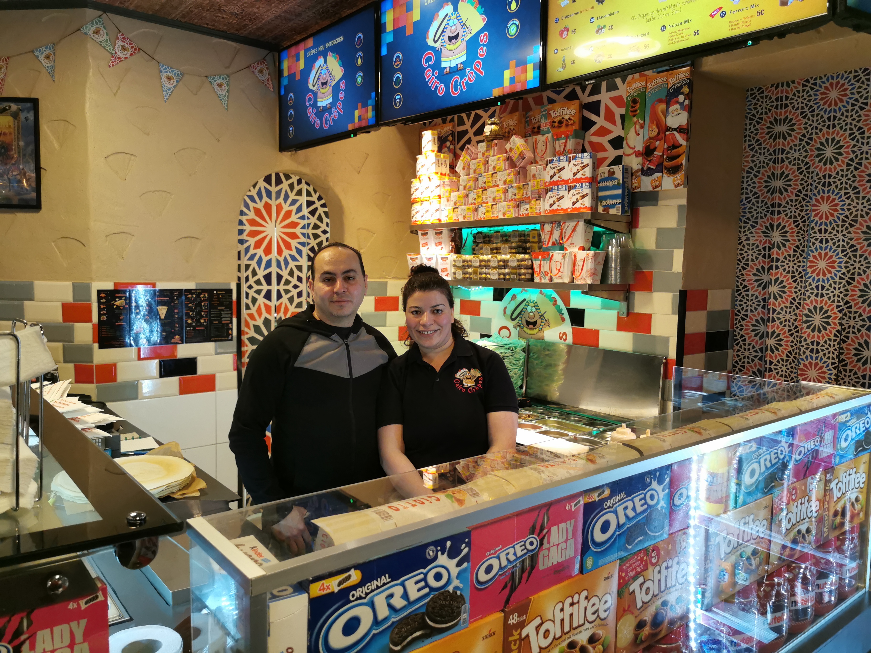 Atef Sobh Tawfik Habib und Asnat Kamel Makhael in ihrem Crêpes-Lokal