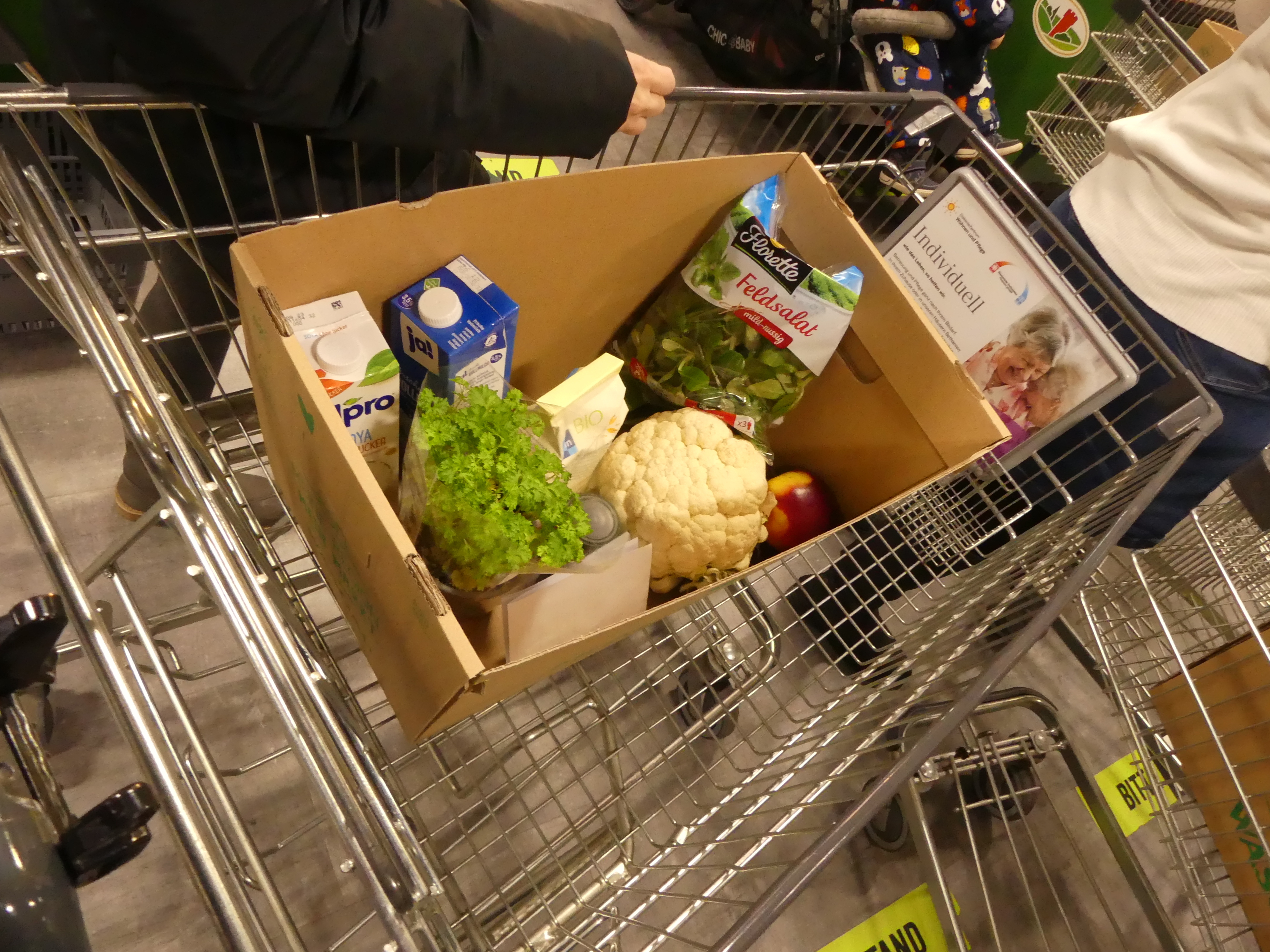 Voller Einkaufswagen bei der Einkaufsrallye