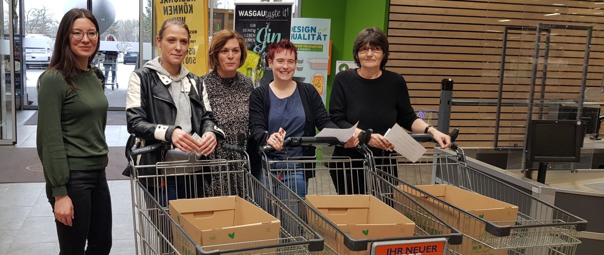Freuen sich über die erfolgreiche Einkaufsrallye: Momo Shimizu, Laura Lang, Nina Schneider, Pia Menges und Christine Belschner (von links)  