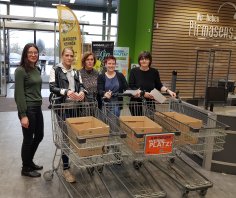 Freude über die erfolgreiche Einkaufsrallye Freuen sich über die erfolgreiche Einkaufsrallye: Momo Shimizu, Laura Lang, Nina Schneider, Pia Menges und Christine Belschner (von links)