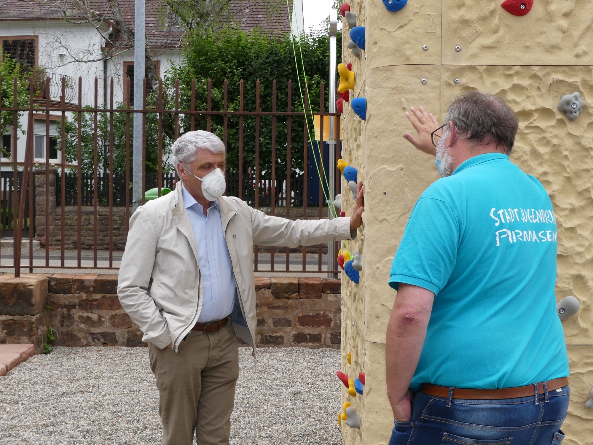 Bernhard Matheis (links) und Michael Fuhrmann vom Schlagzeilen-Team an der Kletterwand