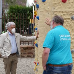 Bernhard Matheis (links) und Michael Fuhrmann vom Schlagzeilen-Team an der Kletterwand