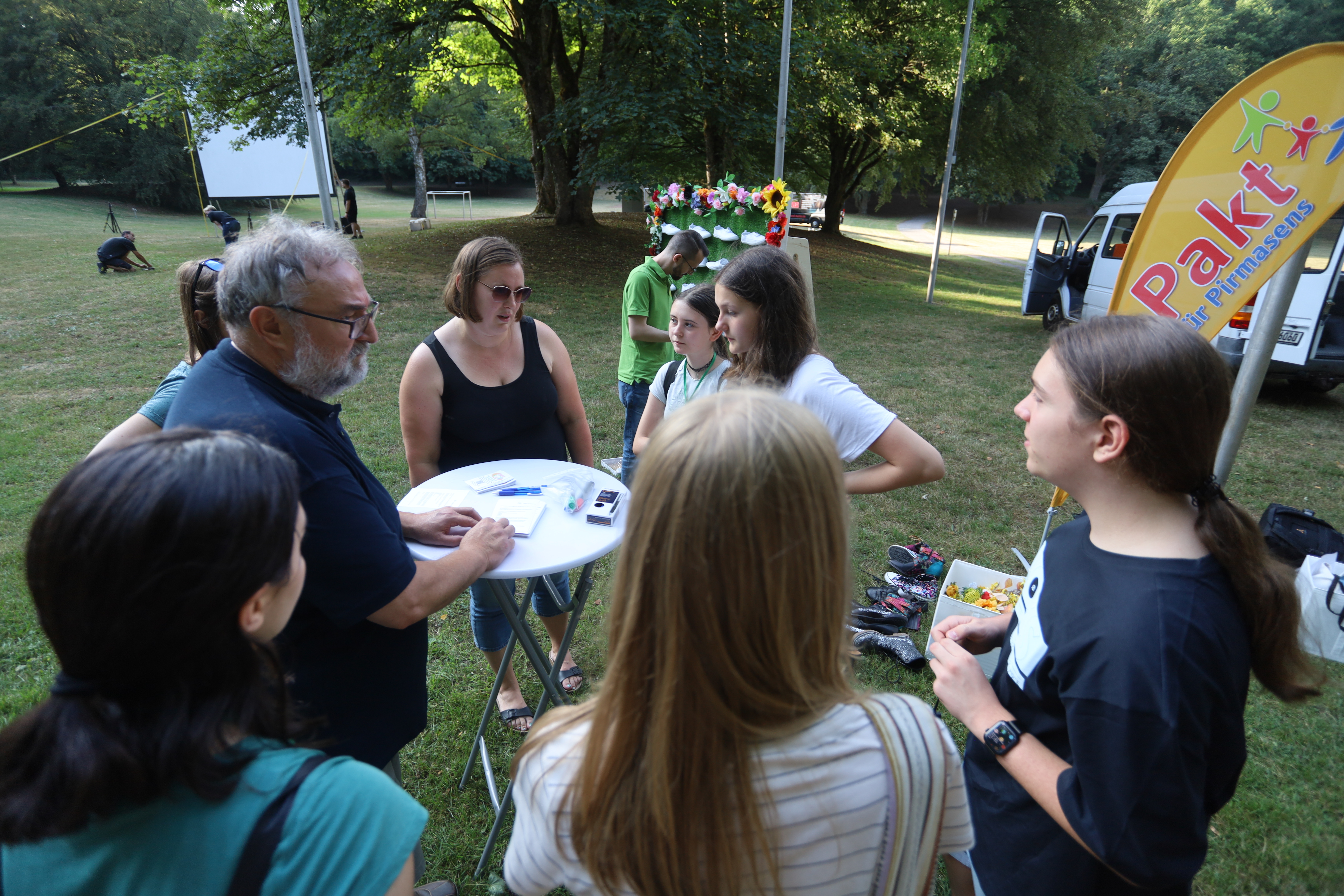 Das Schlagzeilen-Team berät sich im Vorfeld der #Schuhstadt-Aktion