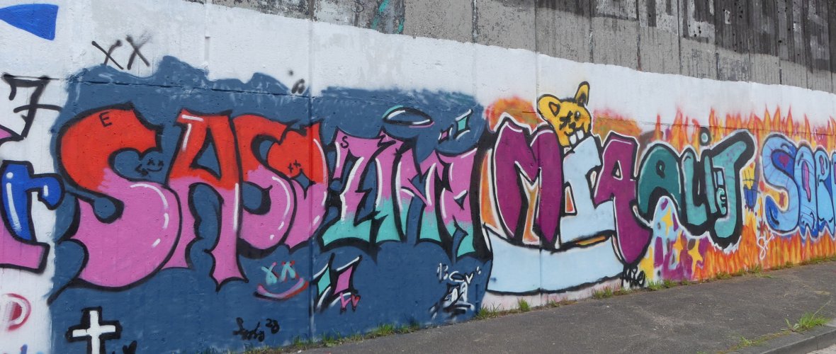 Neu besprayte Graffitiwand Neu besprayte Graffitiwand