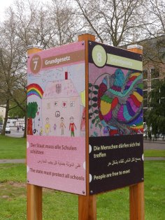 Artikel 7 des Gundgesetzes im Wedebrunnen-Park Artikel 7 des Gundgesetzes im Wedebrunnen-Park