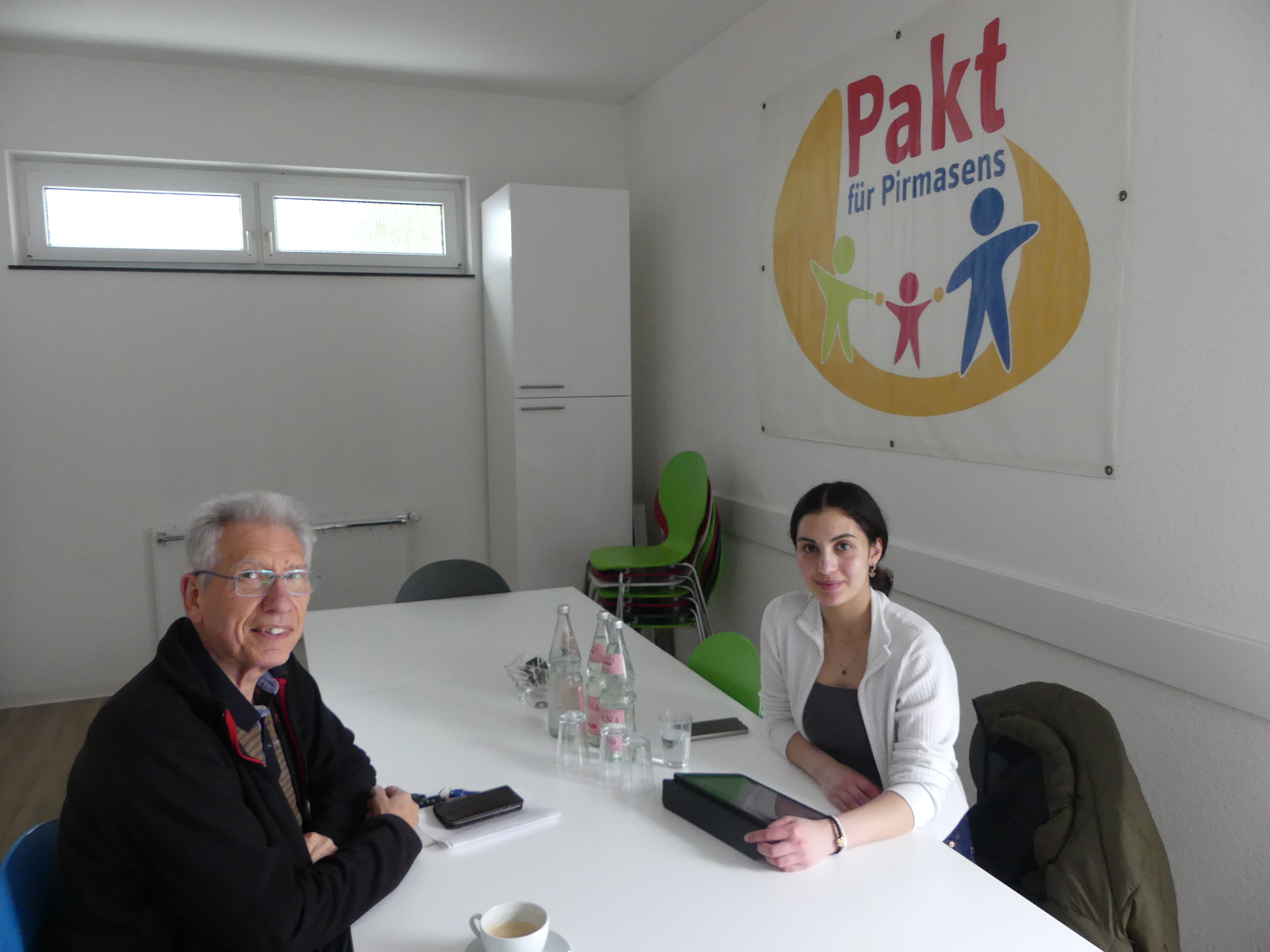 Erich Brück (links) im Interview mit Schlagzeilen-Reporterin Miral AbuSaeed