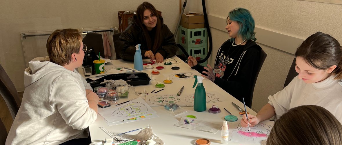 Die Teilnehmerinnen beim Kinderschmink-Workshop