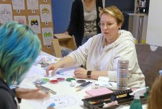 Claudia Boor beim Kinderschmink-Workshop Claudia Boor während des Workshops