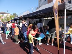 Am Stand der Quartierstreffs beim Kinderspieltag 2024