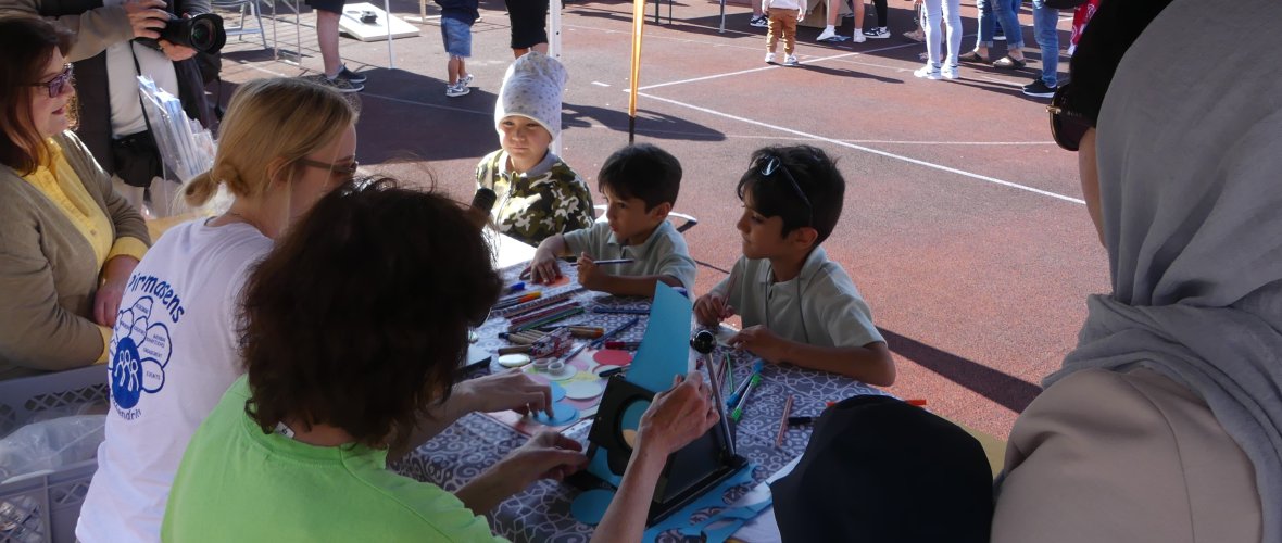 Am Stand der Quartiere konnten Magnete gestaltet werden.