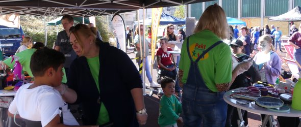 Beim Kinderschminken am Stand vom Pakt für Pirmasens