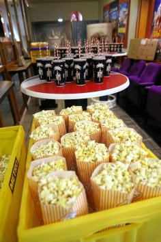 Lecker versorgt wurden die Kino-Besucher Popcorn und Getränke auf einem Tisch im Kino
