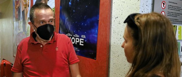 Schlagzeilen-Reporterin Hannah im Interview mit Kinobetreiber Theodor Sieber