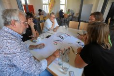 Beim Gestalten eines Bildes während des Workshops