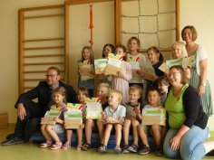 Die neuen LeckerSchmecker-Detektive mit ihren Urkunden und Oberbürgermeister Markus Zwick (links), Pakt-Koordinatorin Martina Fuhrmann (rechts unten) und Ernährungsberaterin Nina Schneider (rechts oben) Die neuen LeckerSchmecker-Detektive mit ihren Urkunden und Oberbürgermeister Markus Zwick (links), Pakt-Koordinatorin Martina Fuhrmann (rechts unten) und Ernährungsberaterin Nina Schneider (rechts oben)