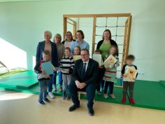 Gruppenfoto bei der Urkundenverleihung der LeckerSchmeckerDetektive Oberbürgermeister Markus Zwick mit den neuen LeckerSchmeckerDetektiven