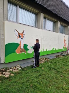 Beim Bemalen der Außendwand der Lernstube Sommerwald
