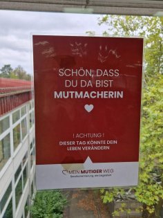 Willkommensschild bei "Mein mutiger Weg"