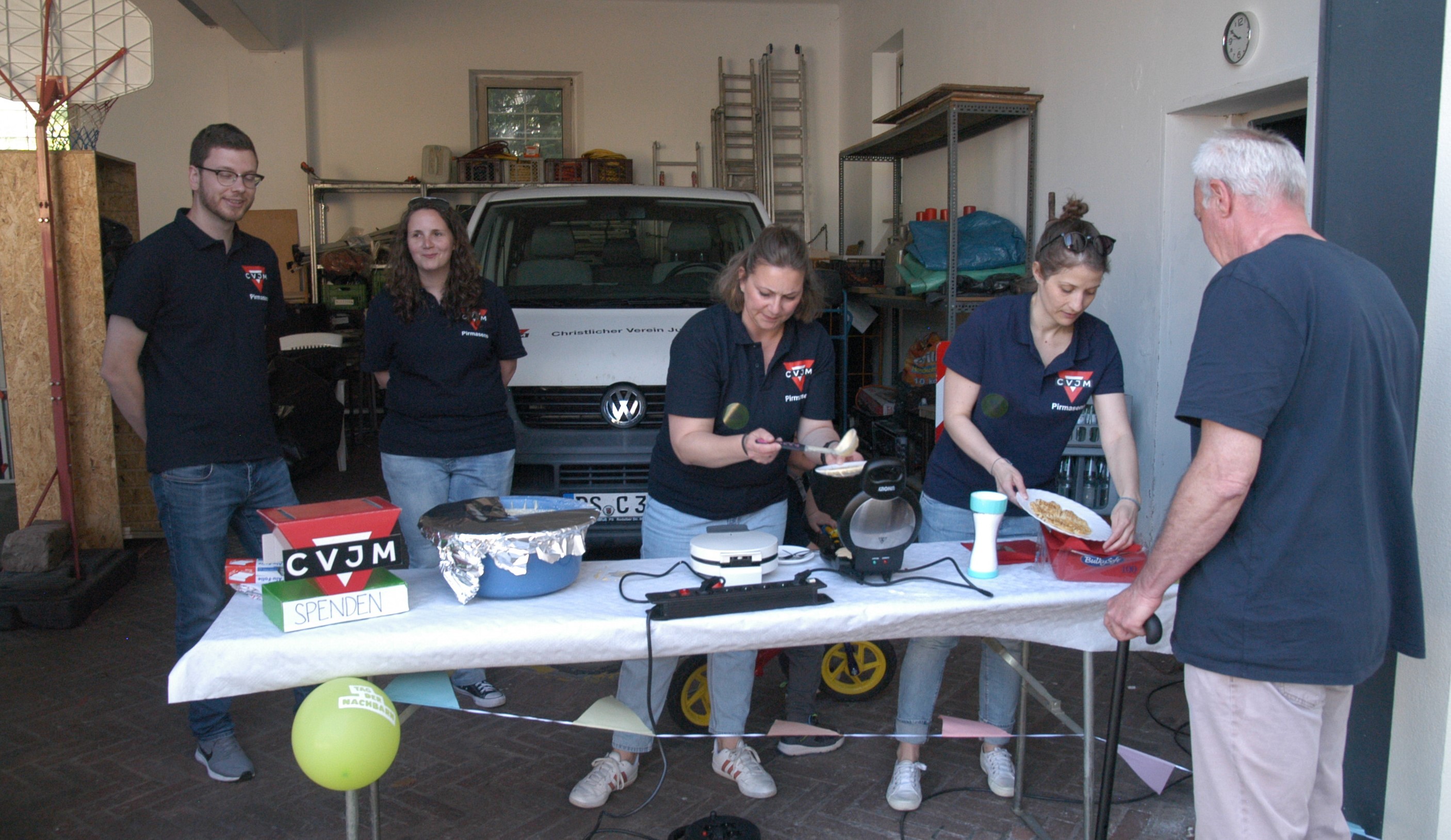 Der Vorstand des CVJM Pirmasens backt Waffeln für die Besucher