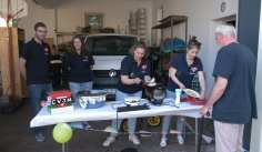 Der Vorstand des CVJM Pirmasens backt Waffeln für die Besucher Der Vorstand des CVJM Pirmasens backt Waffeln für die Besucher