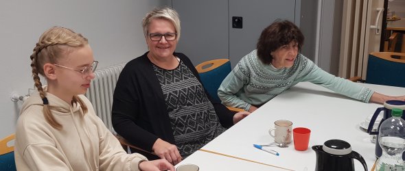 Bärbel Nelke (Mitte) und die ehrenamtliche Helferin Elke Käfer (rechts) mit Schlagzeilen-Reporterin Junia