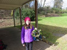 Rosalie mit ihrem selbstgebastelten Osterkranz