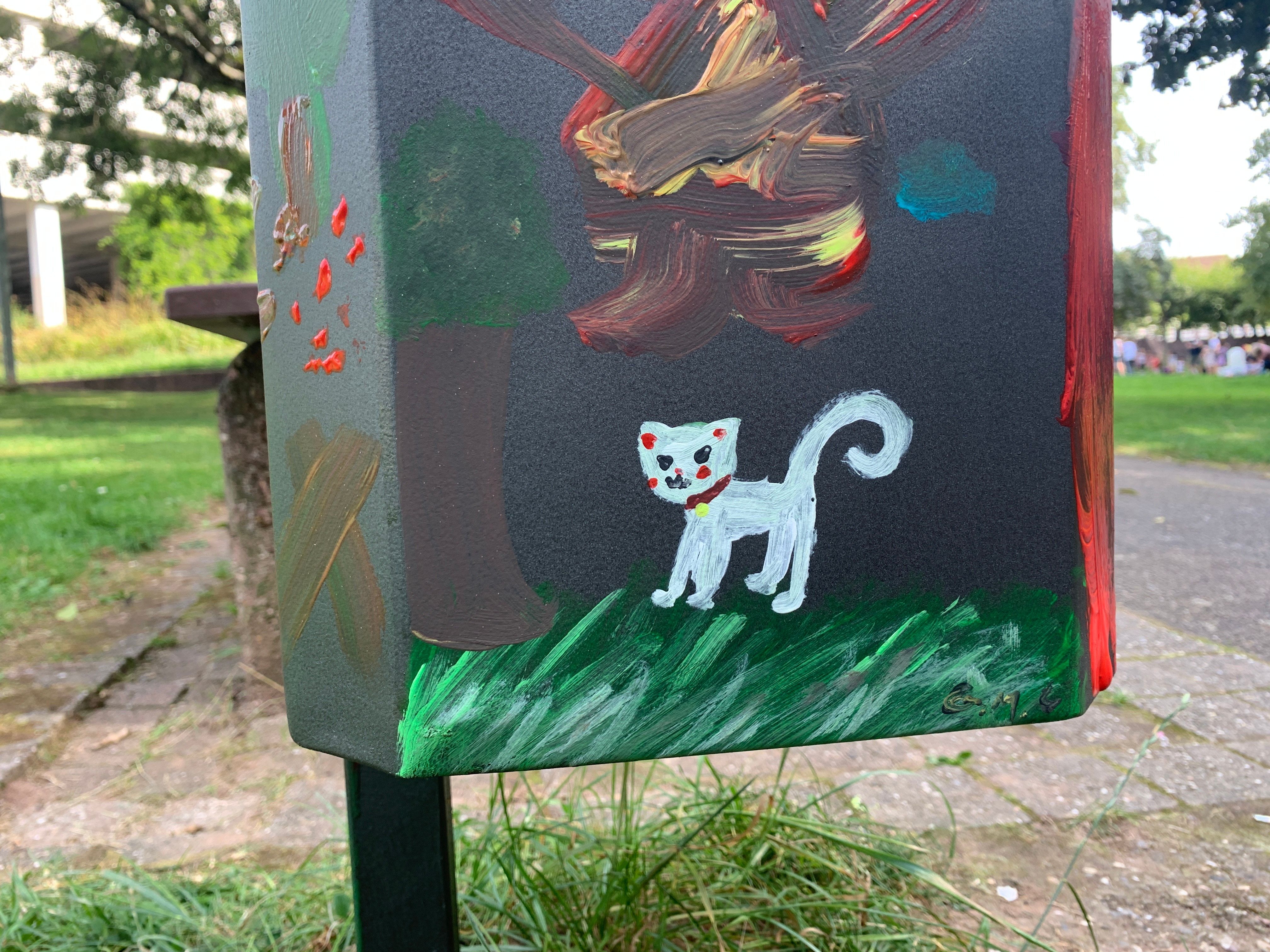 Gemalte Katze auf einem Mülleimer am Wedebrunnen