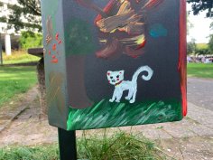 Gemalte Katze auf einem Mülleimer am Wedebrunnen Gemalte Katze auf einem Mülleimer am Wedebrunnen