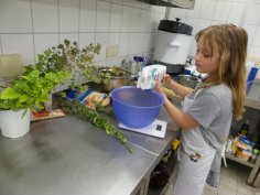 Luisa wiegt das Mehl für den Teig Luisa wiegt das Mehl für den Teig