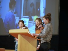 Die Jungreporterinnen stellen das Projekt "Der Pakt macht Schlagzeilen" beim Runden Tisch vor Die Jungreporterinnen stellen das Projekt "Der Pakt macht Schlagzeilen" beim Runden Tisch vor