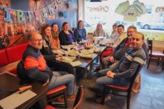 Das Schlagzeilen-Team zu Besuch bei Cairo Crêpes Das Schlagzeilen-Team sitzt an einem Tisch beim Imbiss Cairo Crêpes gemeinsam mit dem Besitzer