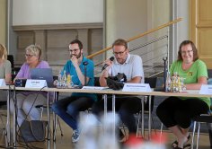 Oberbürgermeister Markus Zwick (mit Mikrofon) beim Runden Tisch des Pakts für Pirmasens, rechts daneben Pakt-Koordinatorin Martina Fuhrmann Oberbürgermeister Markus Zwick (mit Mikrofon) beim Runden Tisch des Pakts für Pirmasens, rechts daneben Pakt-Koordinatorin Martina Fuhrmann