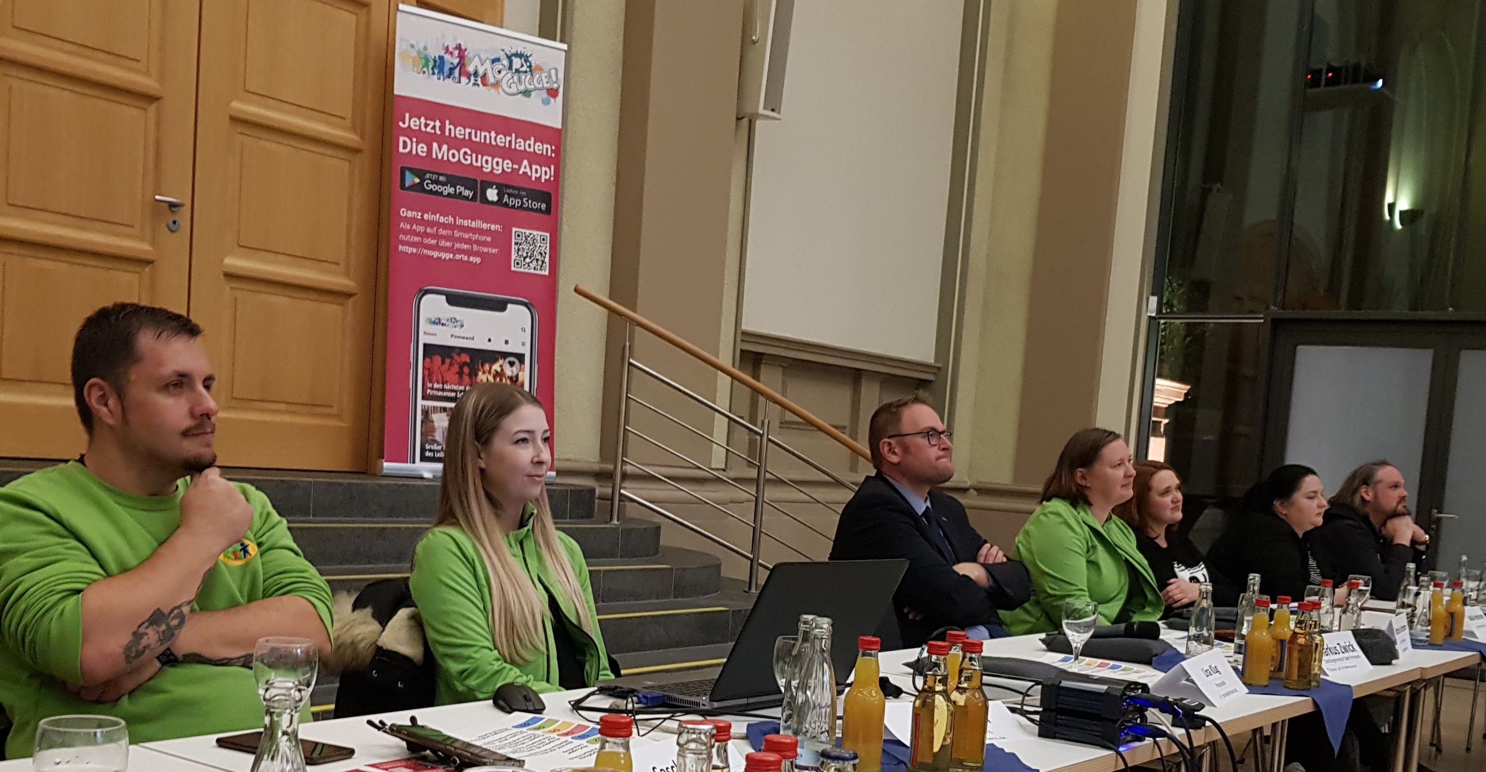 Pakt-Koordinatorin Martina Fuhrmann (Mitte) neben Oberbürgermeister Markus Zwick (links daneben)