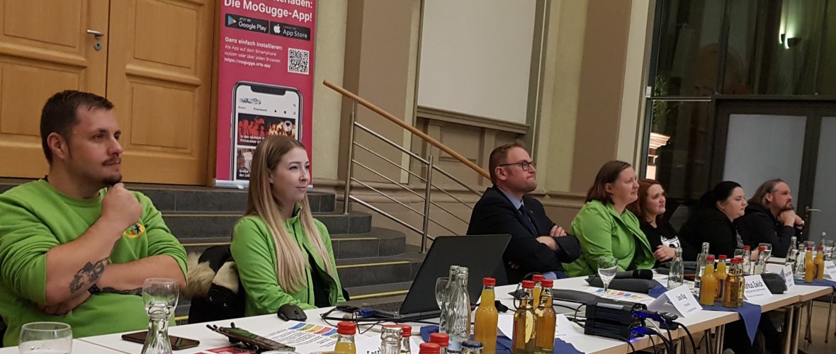 Pakt-Koordinatorin Martina Fuhrmann (Mitte) neben Oberbürgermeister Markus Zwick (links daneben)