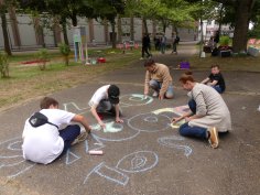 Der Wedebrunnen-Park wird mit Kreide verschönert Kinder malen mit Kreide beim School's out-Event