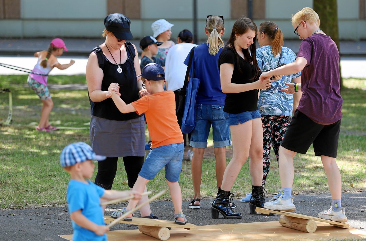 Kinder balancieren beim School's out am Wedebrunnen