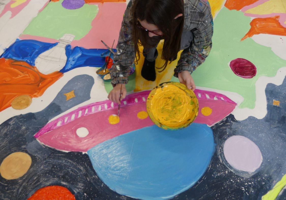 Beim Bemalen der Platten