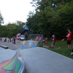 Spektakuläre Tricks im Skatepark