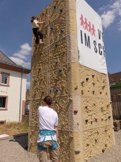 Hoch hinaus an der Kletterwand Hoch hinaus an der Kletterwand