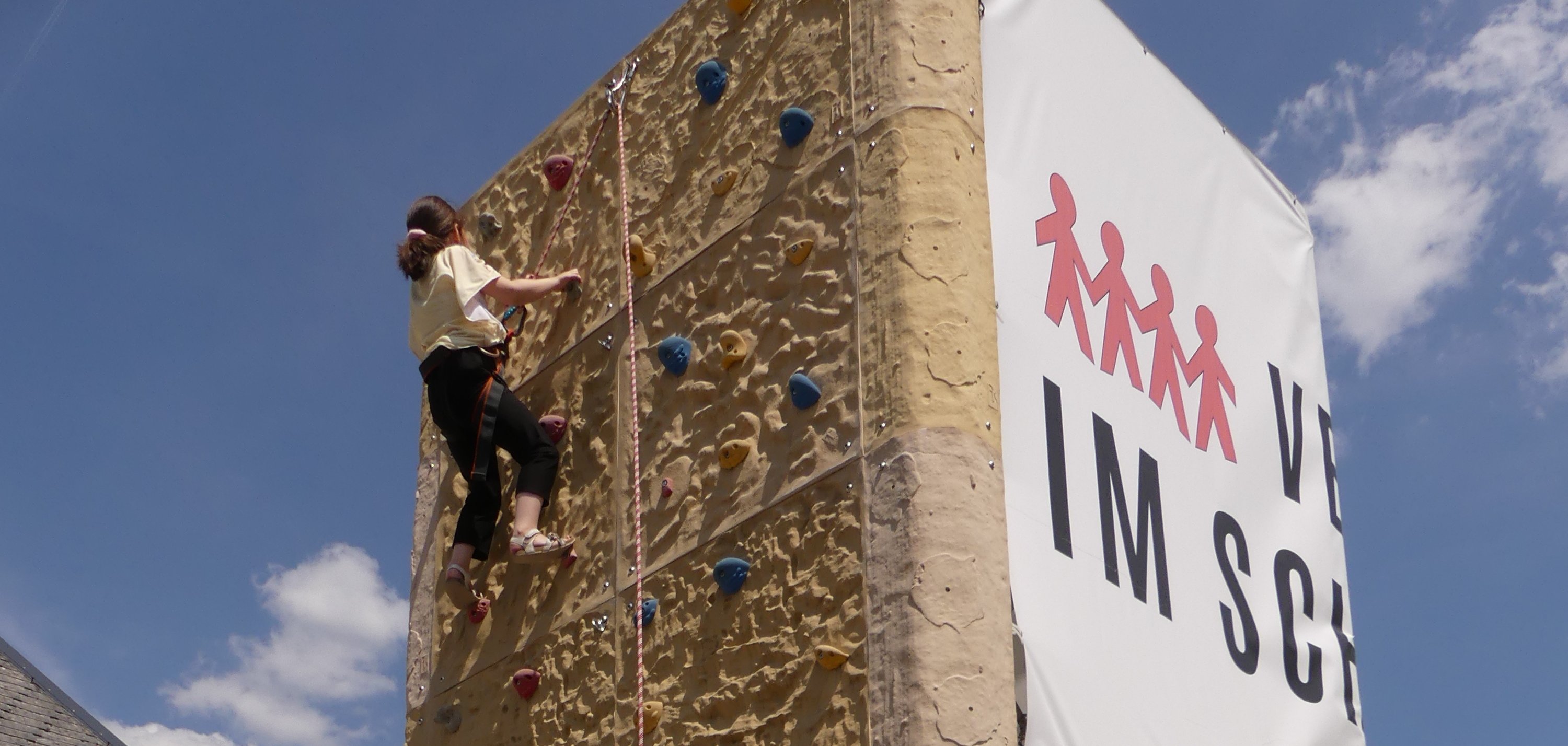 Hoch hinaus an der Kletterwand
