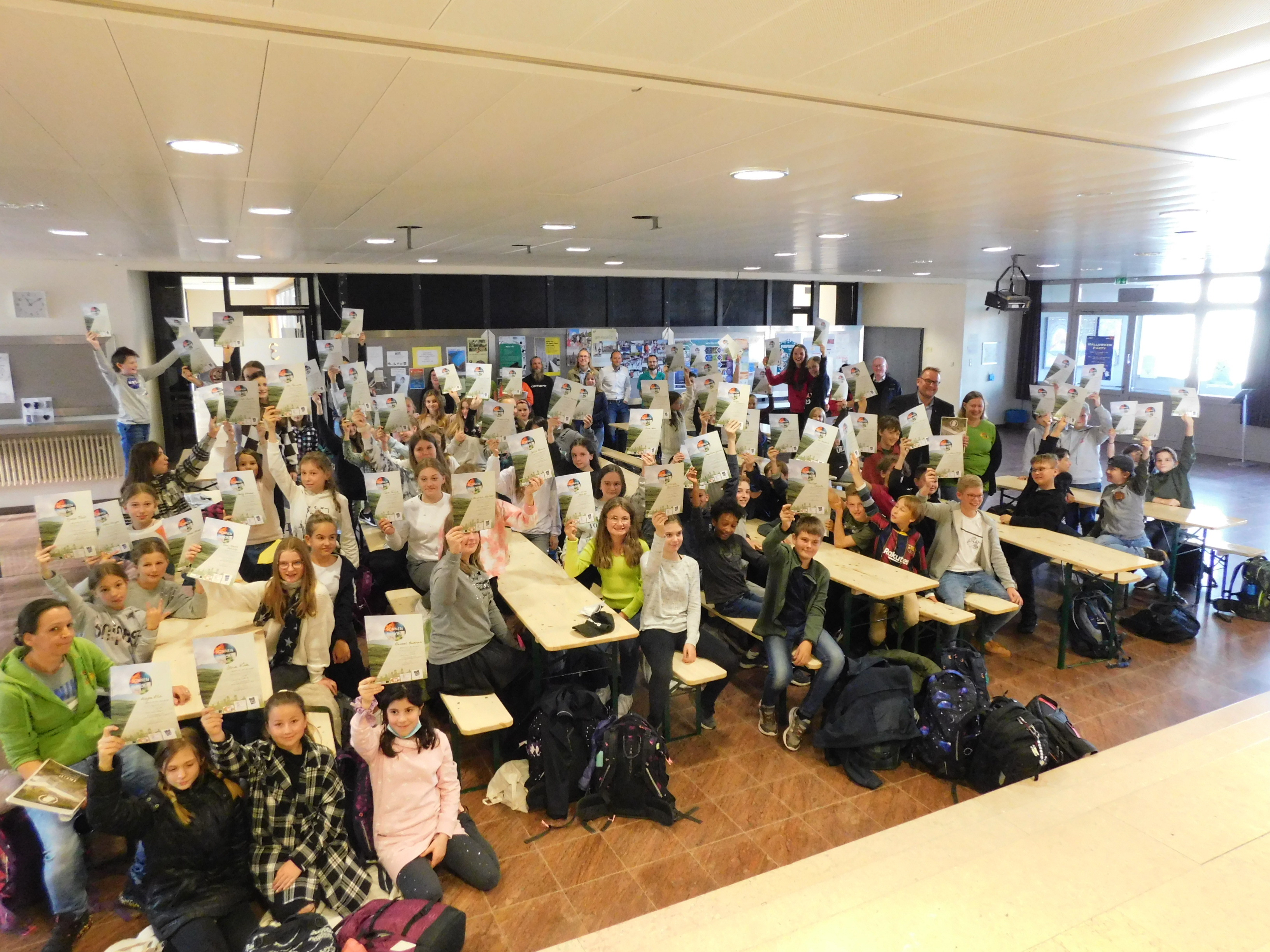 Schüler mit ihren Sonnendiplomen