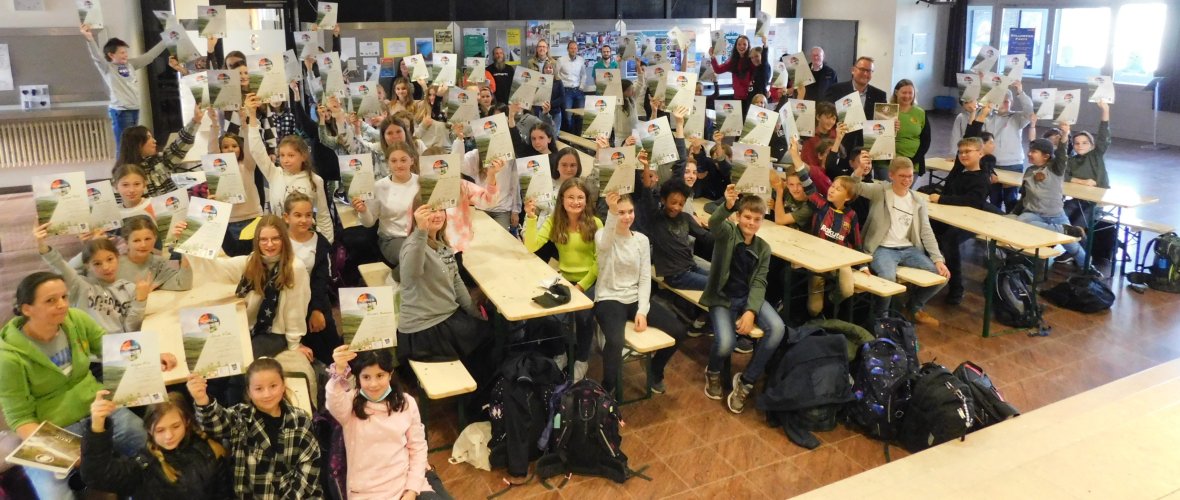 Schüler mit ihren Sonnendiplomen