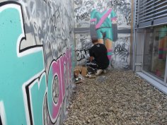 Ein Tischkicker-Männlein wird gesprayt