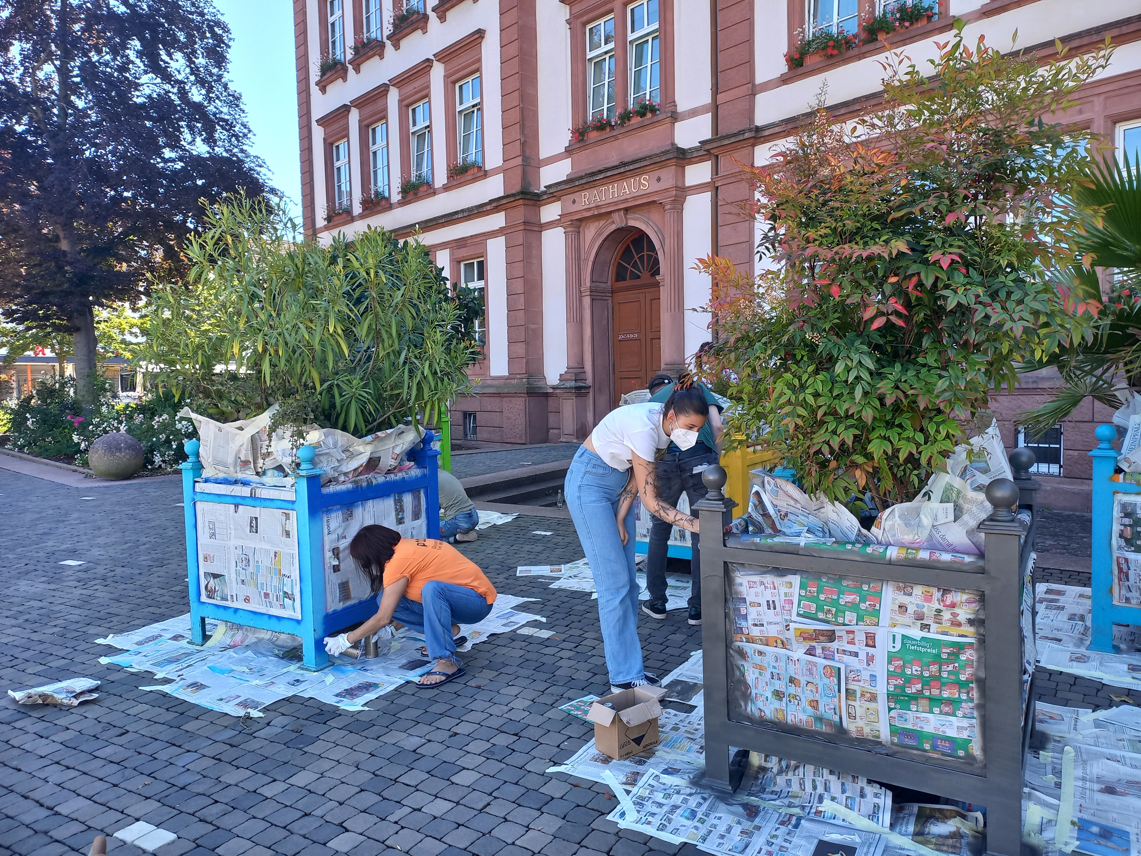 Bunt besprayt werden die Blumenkübel am Exe