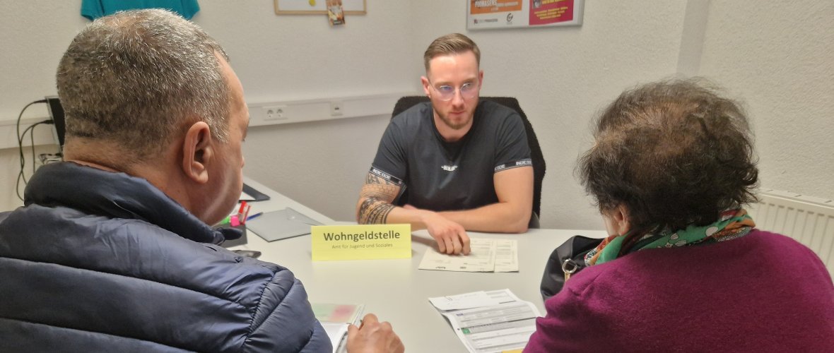 Informationen zum Wohngeld gibt es bei der Sprechstunde Ein Berater von der Wohngeldstelle berät Interessierte